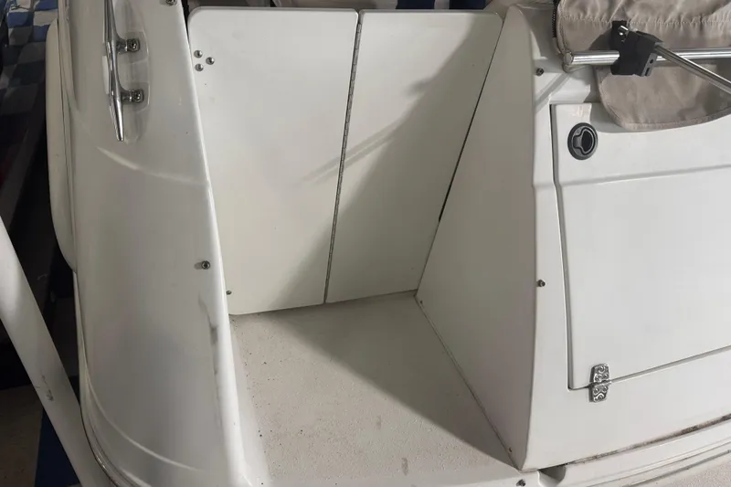 Slide: The Image of 2004 Four Winns 268 Vista boat stern with white deck and storage compartment. - 26