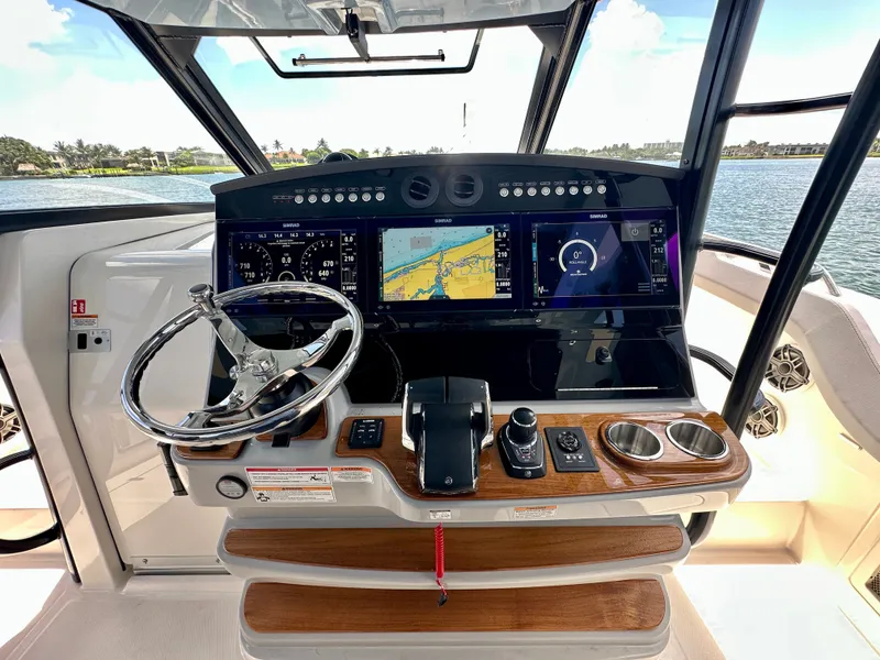 Slide: The Image of Boston Whaler 420 Outrage 2026 - 9