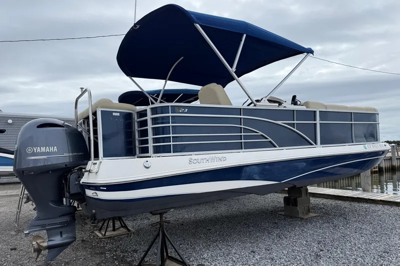 The Image of 2018 SouthWind V23 L pontoon boat with Yamaha motor, docked on gravel. - 0