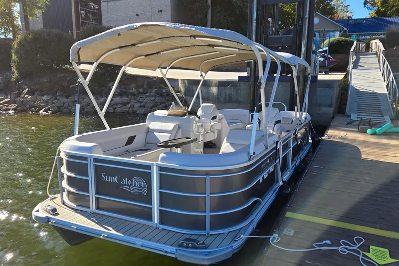 Slide: The Image of 2023 G3 Select 22RC pontoon boat docked with canopy and seating. - 10