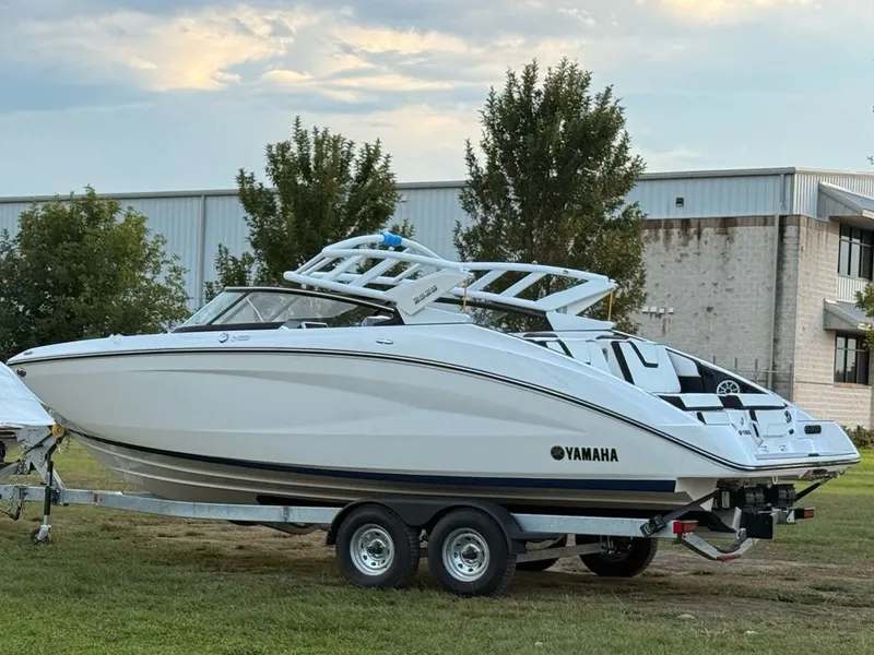 Slide: The Image of Yamaha 252S 2025 - 10