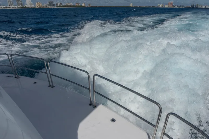 Slide: The Image of Hatteras 80 Gallopin- Stern - 10