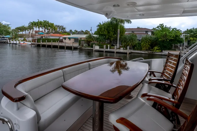 Slide: The Image of Hatteras 80 Gallopin- Hatteras 80 Gallopin- Cockpit Dinette - 15