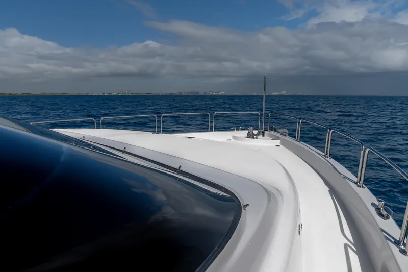 Slide: The Image of Hatteras 80 Gallopin- Bow - 19