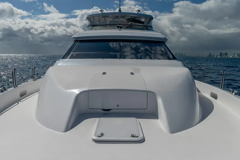 Slide: The Image of Hatteras 80 Gallopin- Bow - 21