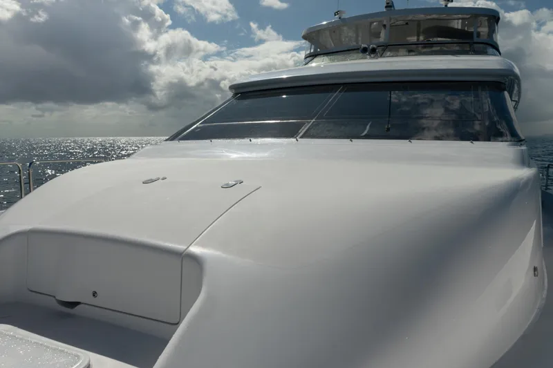 Slide: The Image of Hatteras 80 Gallopin- Bow - 22