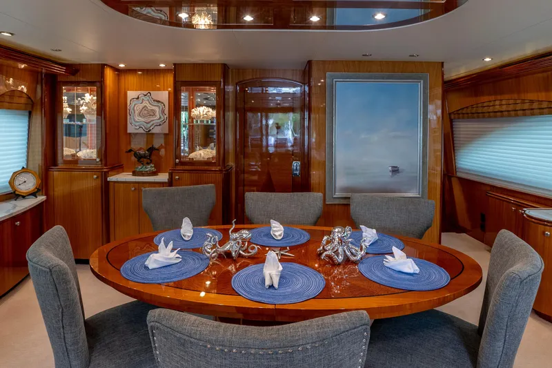 Slide: The Image of Hatteras 80 Gallopin- Salon Dinette - 24