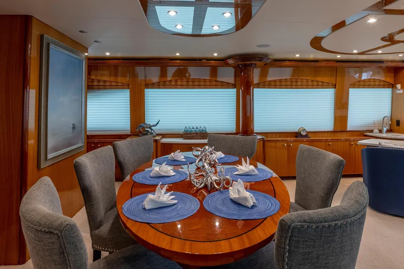 Slide: The Image of Hatteras 80 Gallopin- Salon Dinette - 28