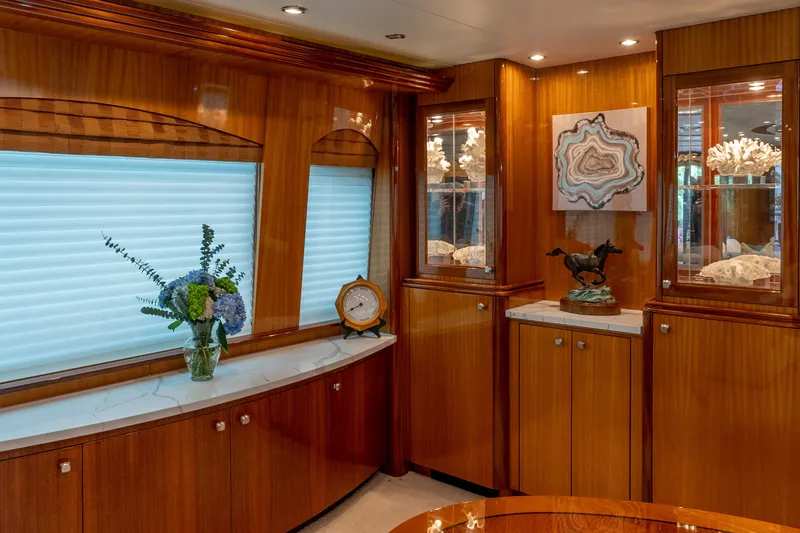 Slide: The Image of Hatteras 80 Gallopin- Decor - 30