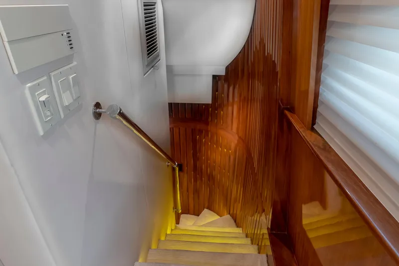 Slide: The Image of Hatteras 80 Gallopin- Stairway - 36
