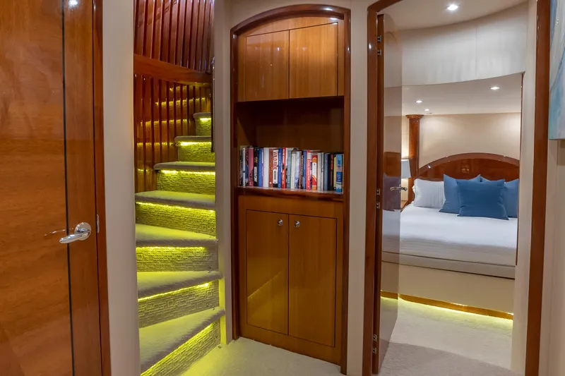 Slide: The Image of Hatteras 80 Gallopin- Stairway - 37