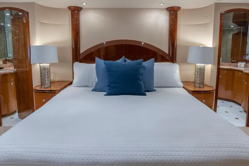 Slide: The Image of Hatteras 80 Gallopin-Master Stateroom - 38