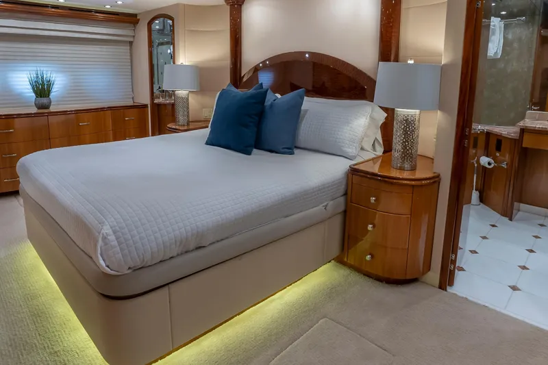 Slide: The Image of Hatteras 80 Gallopin- Mater Stateroom - 40