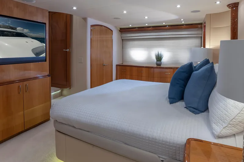 Slide: The Image of Hatteras 80 Gallopin- Mater Stateroom - 41