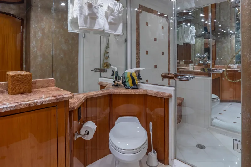 Slide: The Image of Hatteras 80 Gallopin- Master Head - 44