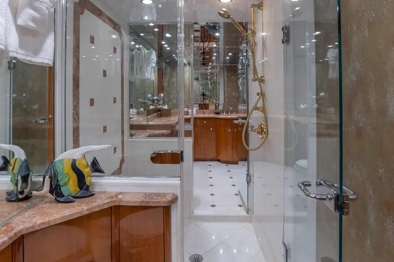 Slide: The Image of Hatteras 80 Gallopin- Master Head - 45