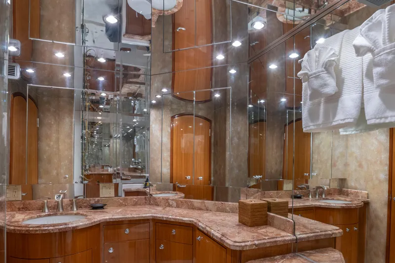 Slide: The Image of Hatteras 80 Gallopin- Master Head - 46