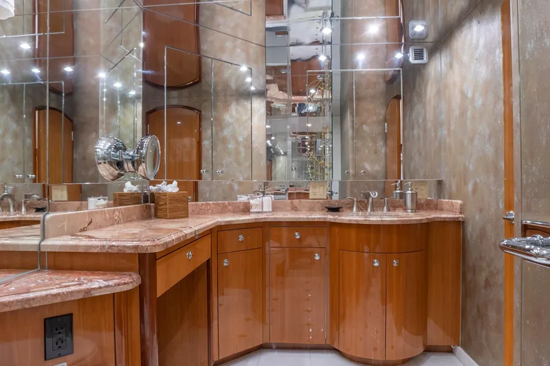 Slide: The Image of Hatteras 80 Gallopin- Master Head - 49