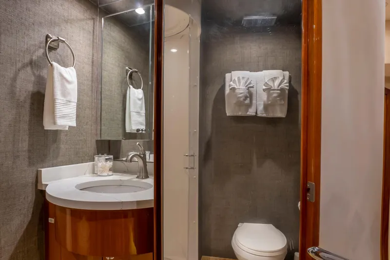 Slide: The Image of Hatteras 80 Gallopin- Stateroom Head - 57