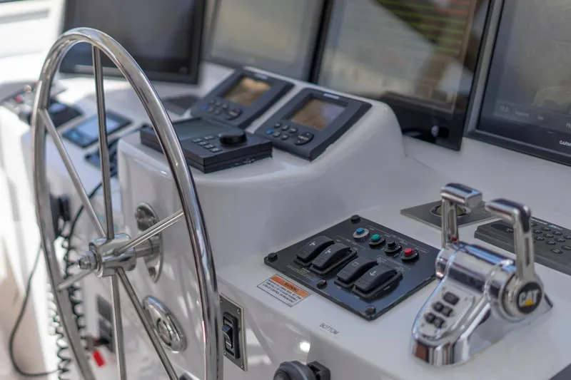 Slide: The Image of Hatteras 80 Gallopin- Flybridge Helm - 66