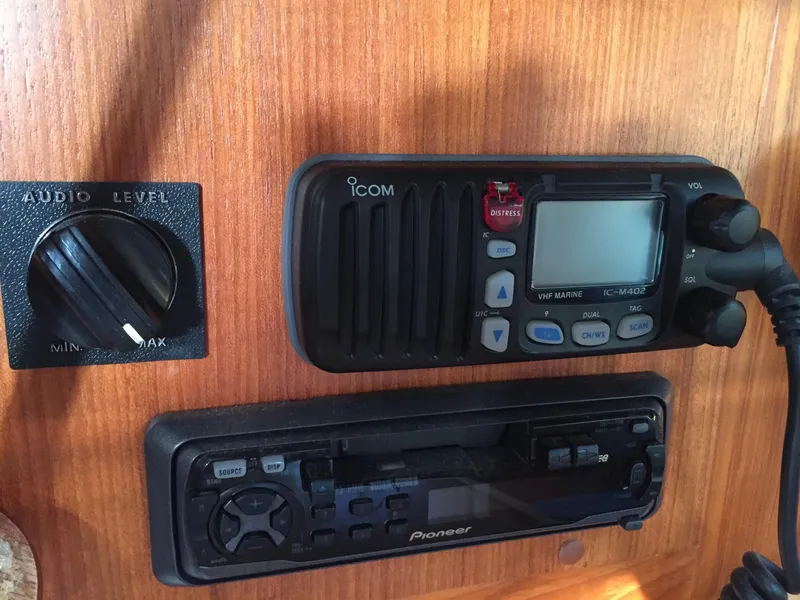 Slide: The Image of Hunter 410 2003 - 35