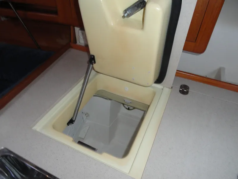 Slide: The Image of Hunter 410 2003 - 45