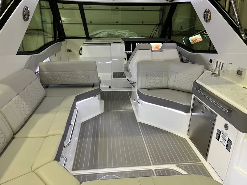 Slide: The Image of Sea Ray Sundancer 320 Outboard 2023 - 4