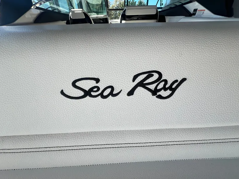 Slide: The Image of Sea Ray SLX 280 2024 - 2