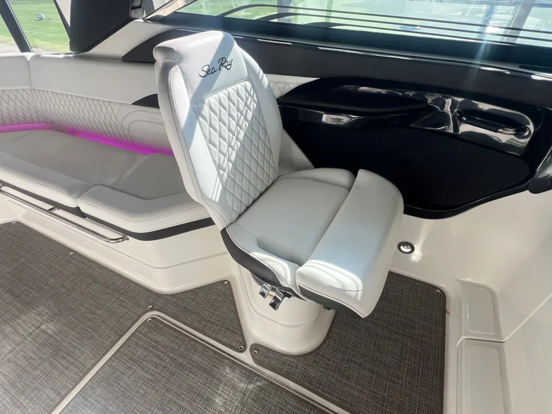 Slide: The Image of Sea Ray SLX 280 2024 - 21