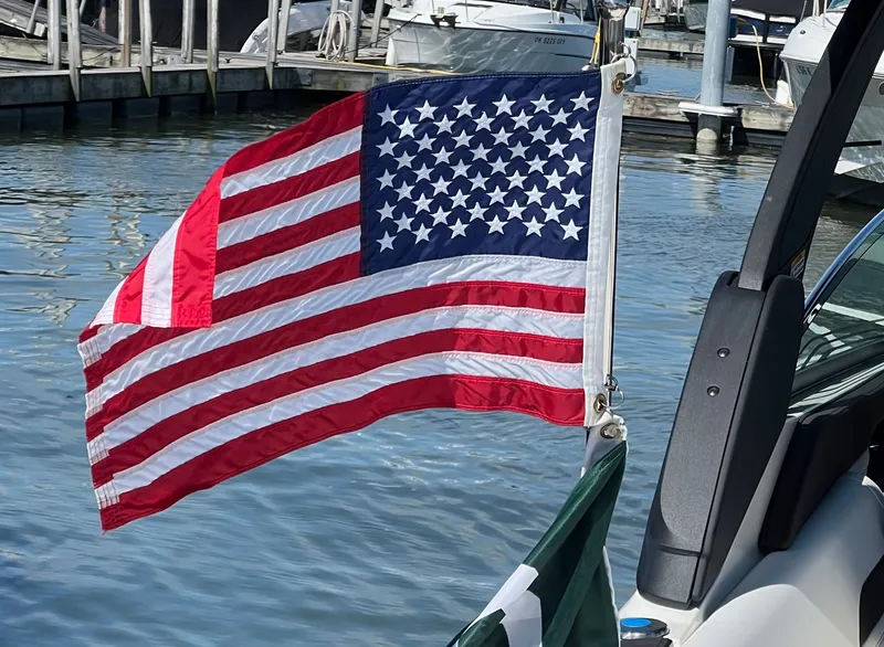 Slide: The Image of Twin outboard engines on a 2024 Sea Ray 280 SLX OB boat. - 33