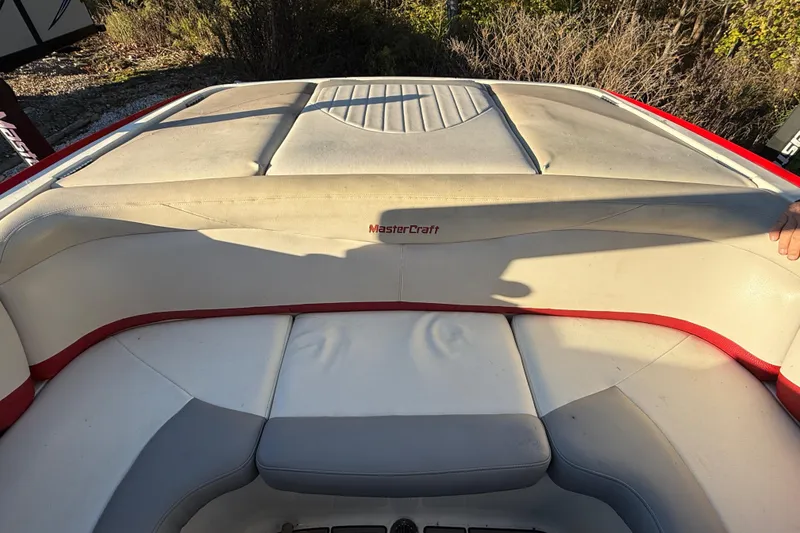 Slide: The Image of 2008 MasterCraft XStar 23 boat interior with white and red seating. - 13
