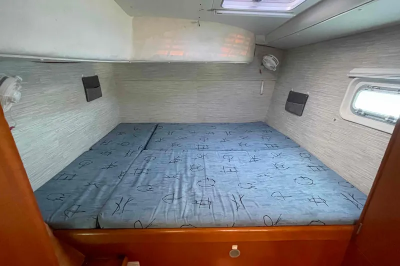 Slide: The Image of Cozy cabin interior of 2003 Lagoon 410-S2 catamaran with double bed and porthole. - 8