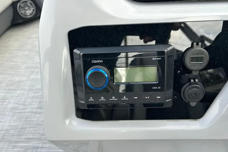 Slide: The Image of Viaggio Lago V-R 2025 dashboard with Clarion audio system and USB ports. - 33