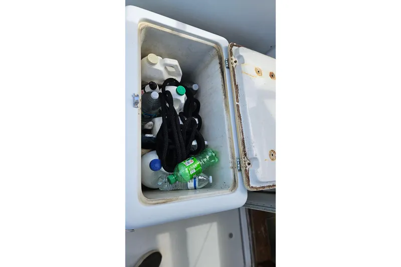 Slide: The Image of Speaker on 1987 Rampage 28 Sportsman boat, featuring JL Audio branding. - 32