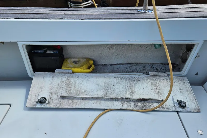 Slide: The Image of 1987 Rampage 28 Sportsman boat deck with storage compartment and yellow cable. - 35