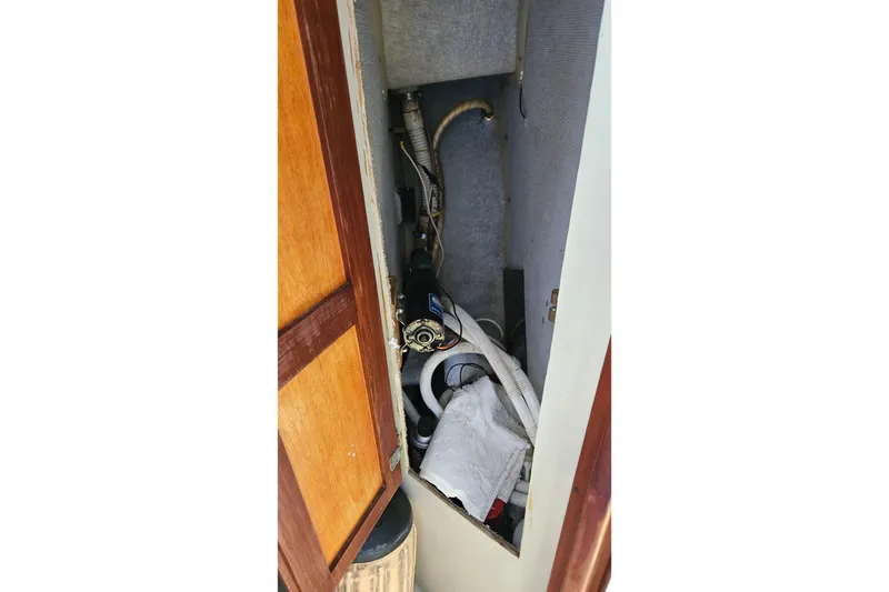 Slide: The Image of Close-up of a metal rod and components on a 1987 Rampage 28 Sportsman boat. - 37