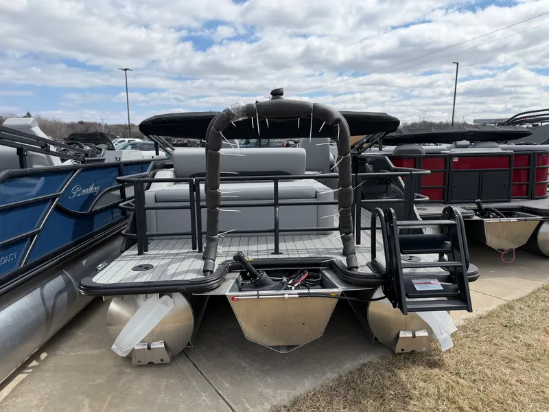 Slide: The Image of Bentley Pontoons Legacy 220 Swingback 2026 - 3