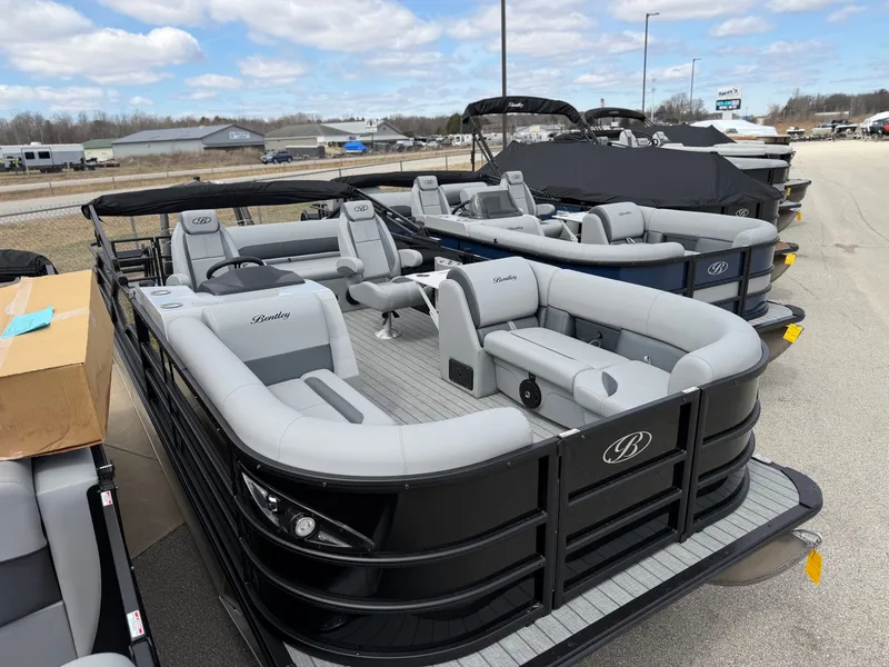 Slide: The Image of Bentley Pontoons Legacy 220 Swingback 2026 - 4