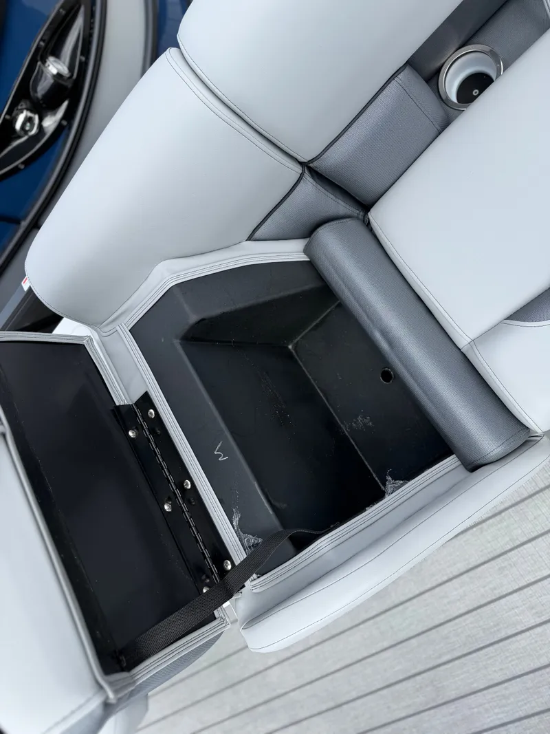 Slide: The Image of Bentley Pontoons Legacy 220 Swingback 2026 - 7