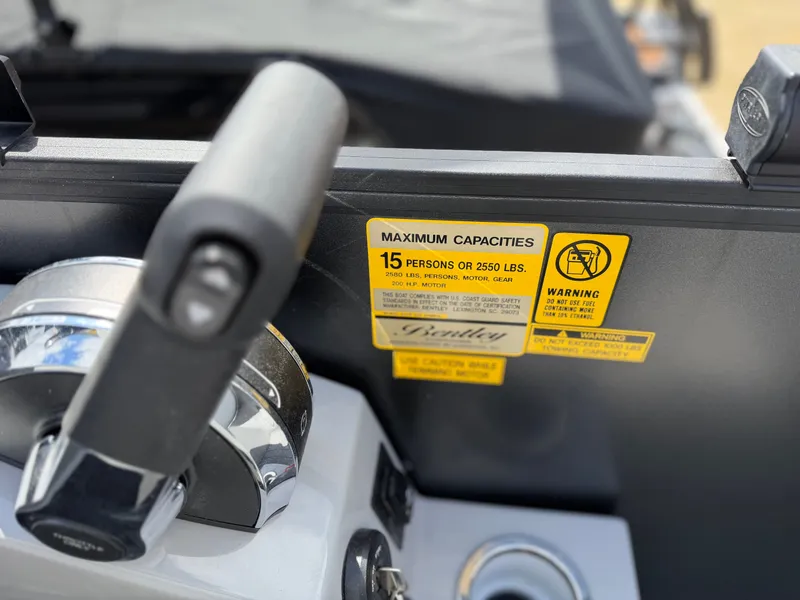 Slide: The Image of Bentley Pontoons Elite 223 Admiral 2026 - 10