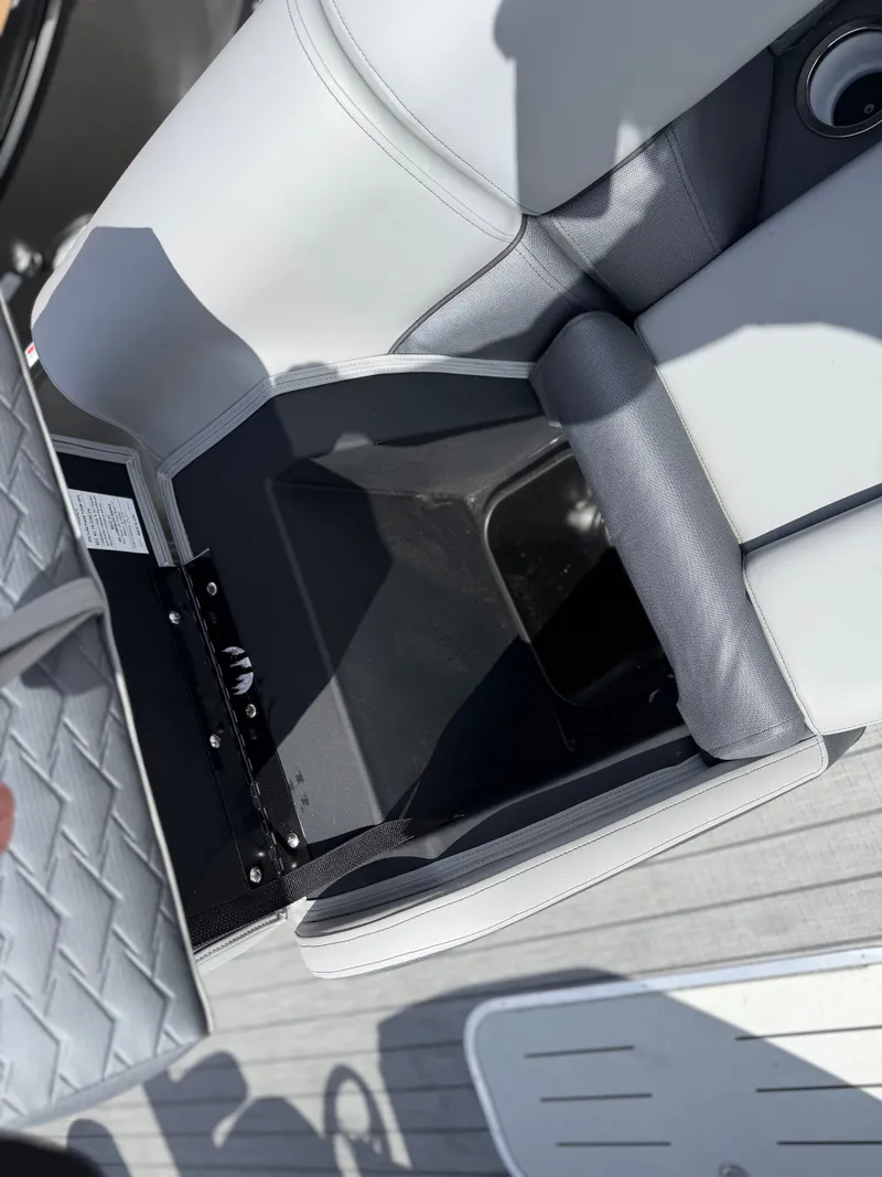 Slide: The Image of Bentley Pontoons Elite 223 Admiral 2026 - 6