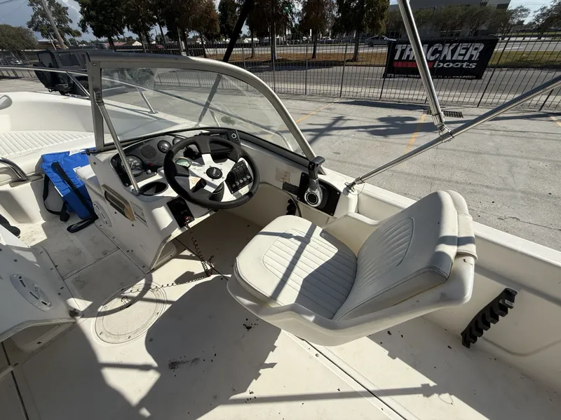 Slide: The Image of Boston Whaler Ventura 160 2002 - 7