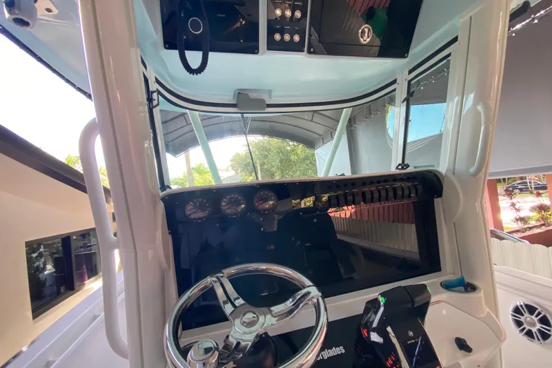 Slide: The Image of 2006 Everglades 290 Center Console boat helm with steering wheel and control panel. - 22