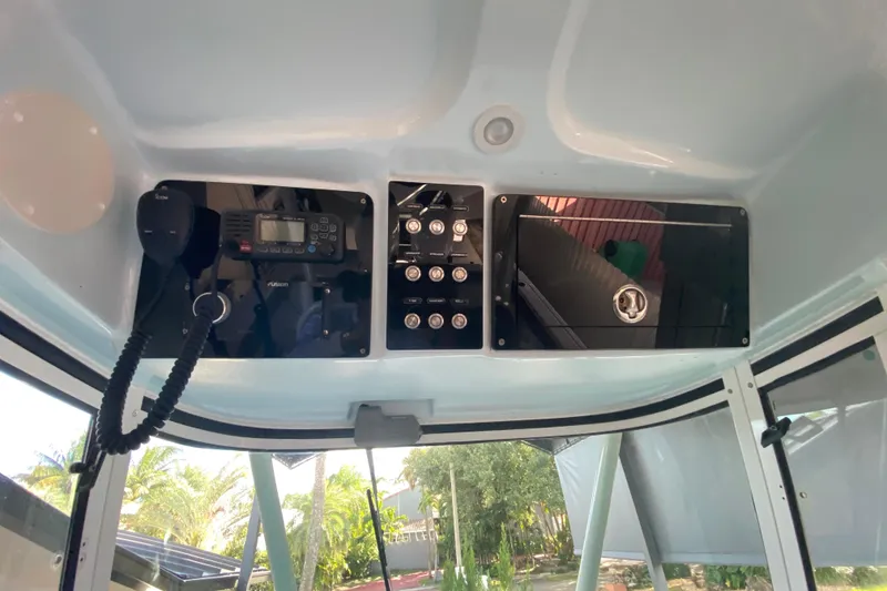 Slide: The Image of 2006 Everglades 290 Center Console boat dashboard with radio and control panel. - 24