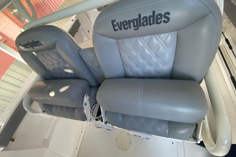 Slide: The Image of Gray leather seats on a 2006 Everglades 290 Center Console boat. - 26