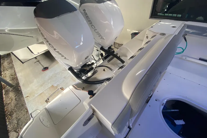 Slide: The Image of 2006 Everglades 290 Center Console with dual Mercury outboard engines, rear view. - 29