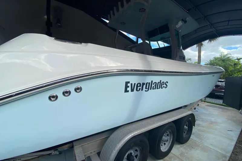 Slide: The Image of 2006 Everglades 290 Center Console boat on a trailer in a covered area. - 36