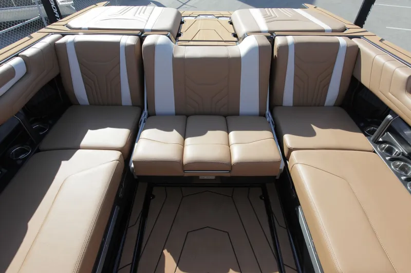 Slide: The Image of Malibu Wakesetter 25 LSV 2026 - 14