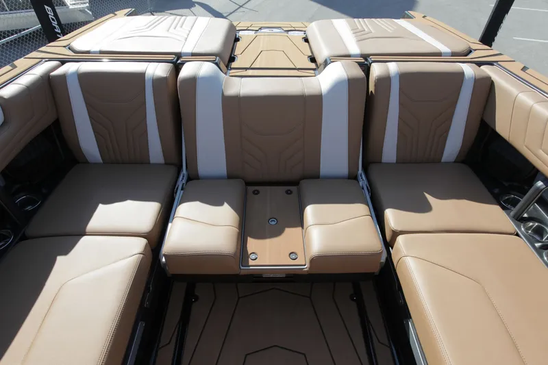 Slide: The Image of Malibu Wakesetter 25 LSV 2026 - 15