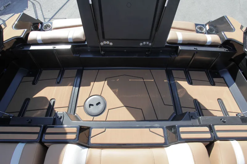 Slide: The Image of Malibu Wakesetter 25 LSV 2026 - 16